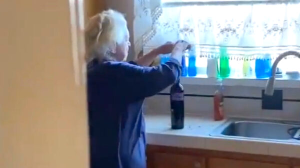 Degene die kan vertalen wat oma hier zegt wint een kurkentrekker