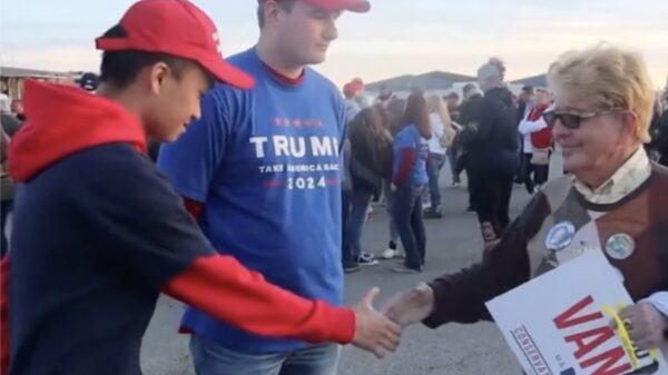 Zijn eerste kus op een 'Trump Rally' zal hij waarschijnlijk NOOIT vergeten