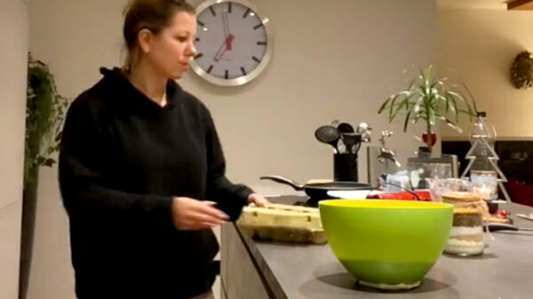 Na deze plakkerige prank kan hij waarschijnlijk een tijdje op de bank slapen