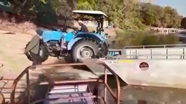 Eindelijk komen ze zijn nieuwe tractor bezorgen