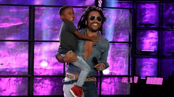 Superschattig feelgood-filmpje voor de haters: Lenny Kravitz verrast drummende koter bij Ellen