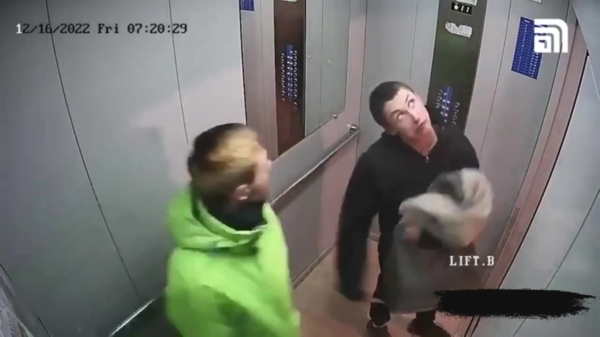 Russische levensgenieters trippen in een lift de ballen uit hun broek