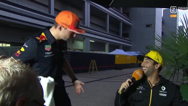 Verstappen en Ricciardo hebben hilarisch onderonsje over zweterige balzakken
