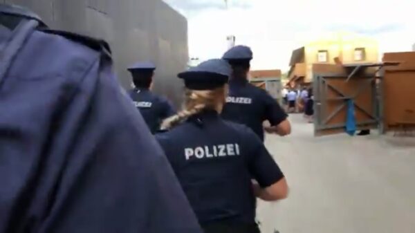 Rennende agent let niet goed op