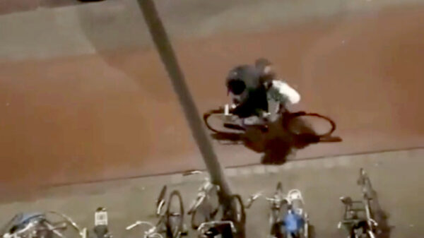 Een heerlijk portie karma voor deze ordinaire fietsendief in Rotterdam