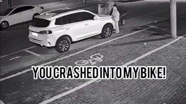 Hoeveel heb je gezopen vriend? Chinese vrouw op driewieler crasht tegen auto