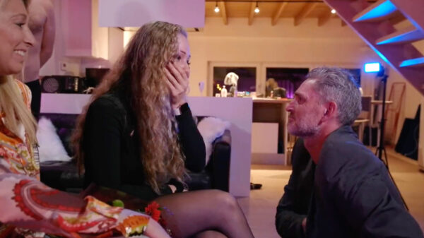 Romantisch: je vriendin ten huwelijk vragen vlak voordat ze moet werken