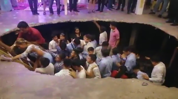 Dansvloer stort in tijdens net iets te gezellig afstudeerfeest in Peru