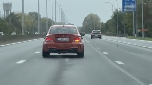 Eindelijk gevonden: een BMW-rijder die zijn knipperlicht gebruikt!