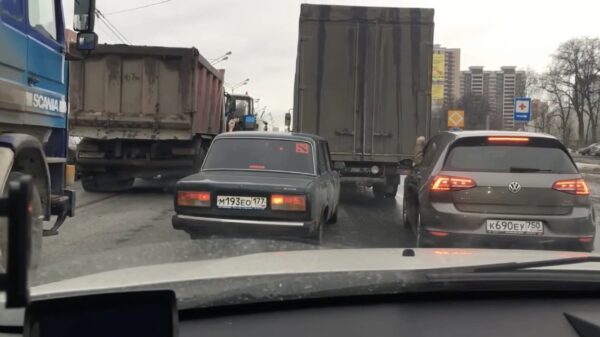 Gedoe over wie eerst mag invoegen? Speel een potje steen, papier, schaar!