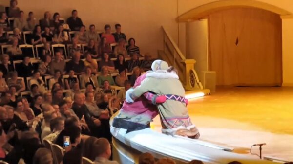 De Russische Oleg Chernasov vecht in zijn eentje een spannende worstelwedstrijd