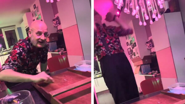 Pa is iets té enthousiast tijdens een potje sjoelen met kerst