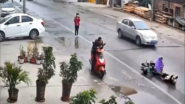 Gaat het? Niemand maar dan ook echt niemand helpt Chinese vrouw na ongeluk