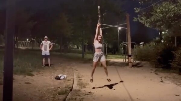 Kijk mij, kijk mij: ik kan gewoon een schorpioen van de kabelbaan!