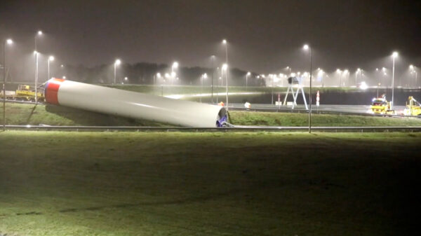 Deel windmolen glijdt van trailer en blokkeert stuk van A1 bij Apeldoorn