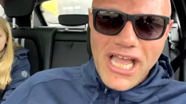 Alex Soze midden op straat in z'n gezicht gekrabd door harige hater