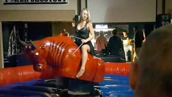 Deze Nieuw-Zeelandse cowgirl heeft zo te zien vaker op een mechanische stier gereden