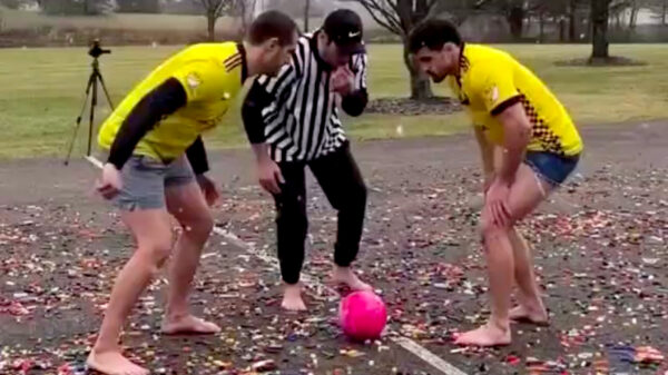 Waarom ook niet: een potje bowlingvoetballen op een LEGO-veld