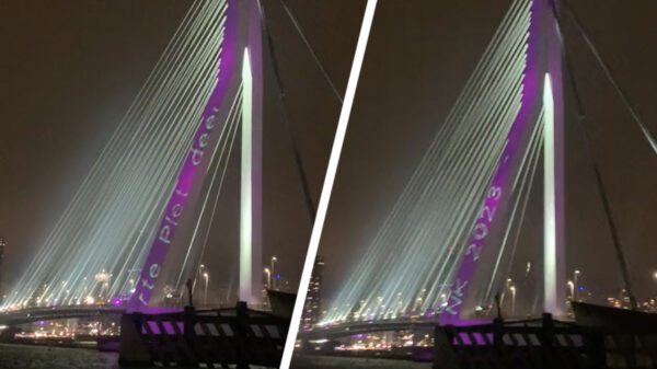 Stumpers projecteren sneue teksten op Erasmusbrug tijdens jaarwisseling