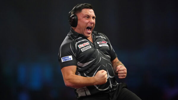 Gerwyn Price is boegeroep uit publiek helemaal zat en zet koptelefoon op