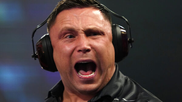 Gerwyn Price is boegeroep uit publiek helemaal zat en zet koptelefoon op