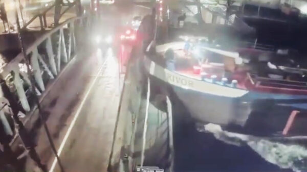 Enorm vrachtschip knalt frontaal tegen de Brusselse Budabrug