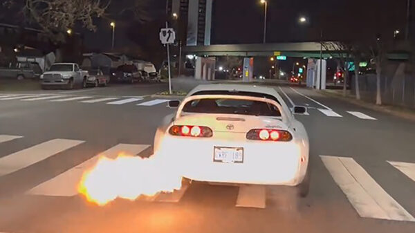 Met deze knallende Toyota Supra lijkt het iedere dag oud & nieuw