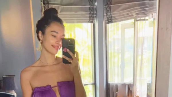 Romy Monteiro en haar paarse bikini genieten van een welverdiende vakantie in Thailand