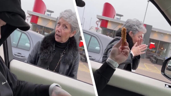 Karen valt klanten van de KFC lastig op de parkeerplaats