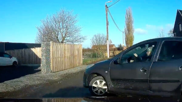 Kan gewoon: oma draait zonder te kijken gewoon even de weg op