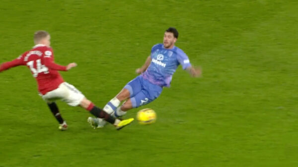 Elasticiteit been Donny van de Beek op de proef gesteld door Marcos Senesi