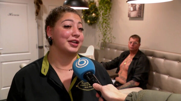 Echte liefde: man laat logo van zijn favoriete snackbar op z'n rug tatoeëren