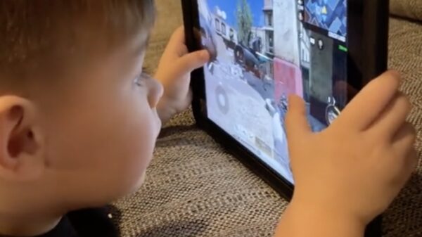 Hoe zou je je voelen als je tijdens het gamen door een 3-jarige wordt gerekt?