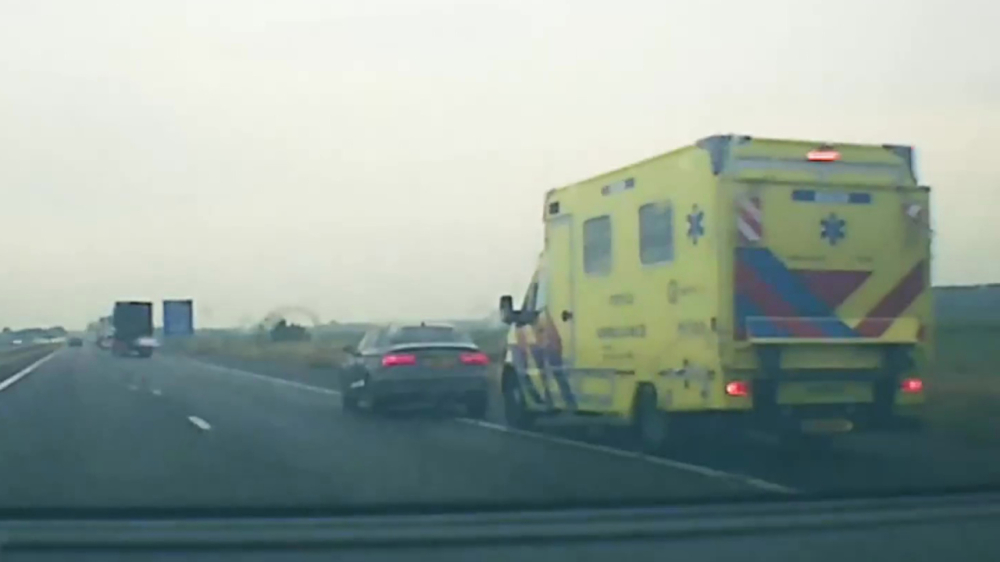 Audi-rijder drukt ambulance van de weg en gaat voor "verkeershufter van het jaar-award"