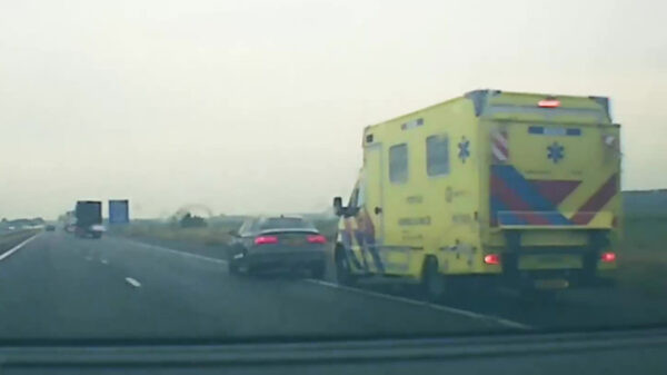 Audi-rijder drukt ambulance van de weg en gaat voor "verkeershufter van het jaar-award"