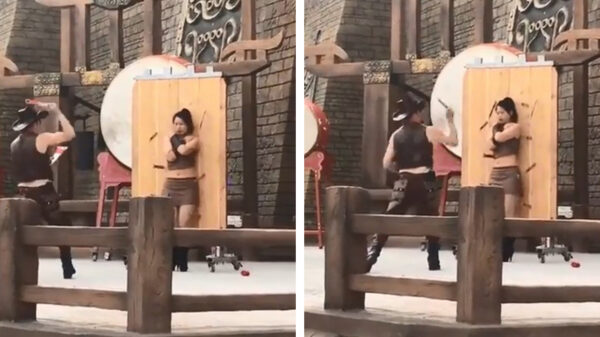 Zo te zien is deze messenwerpact niet haar favoriete onderdeel