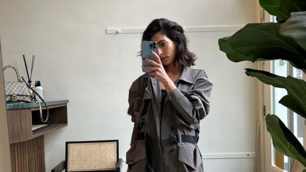 Anna Nooshin lijkt bijzonder trots op haar Versace-bikini te zijn