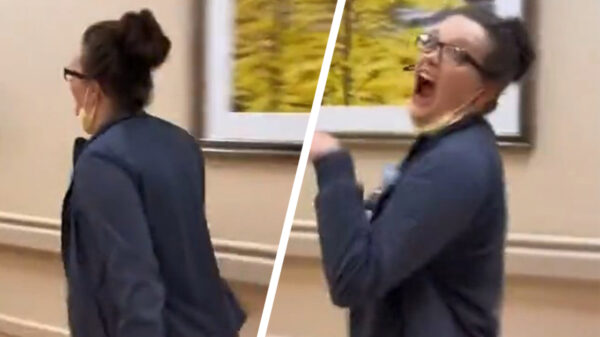 Je collega zo laten schrikken dat ze spontaan in een velociraptor verandert