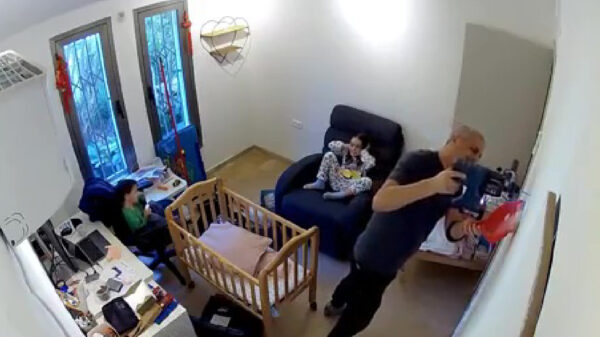 Verdomme, wat zit er toch voor hards in de muur?