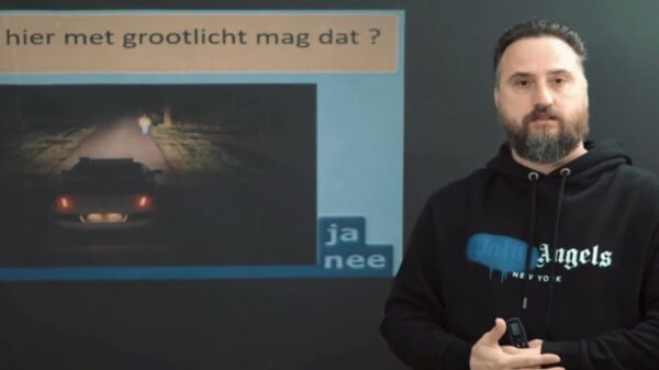 Sait leert je nog even op geheel eigen wijze hoe het ook alweer zit met groot licht