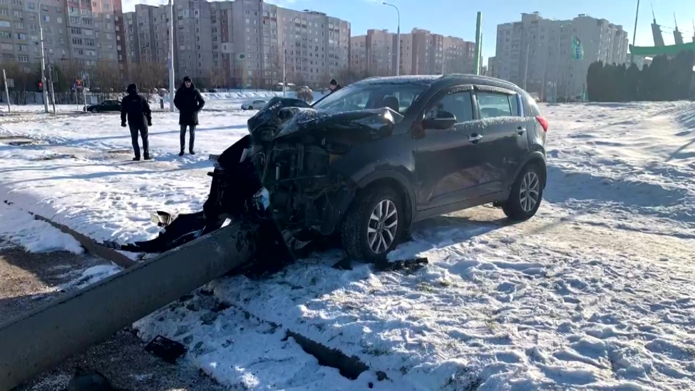 Russische bestuurder wordt onwel na het tanken en ramt lantaarnpaal