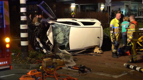 Automobilist in Nijmegen schept fietsers en slaat over de kop