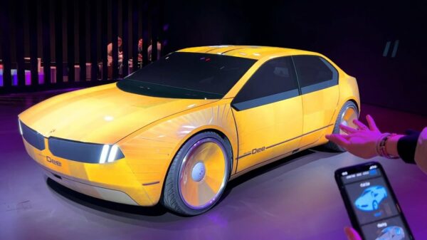 Deze dikke BMW iX is de eerste auto die volledig van kleur kan veranderen