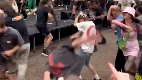 Note to self: nooit op je dooie gemakje door een moshpit wandelen