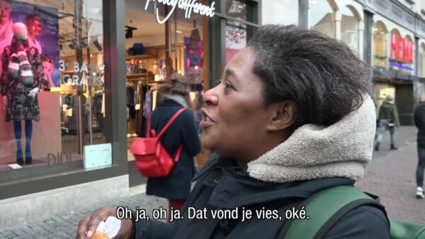 Moeder maakt straatinterview extreem awkward dankzij iets te openhartige tips
