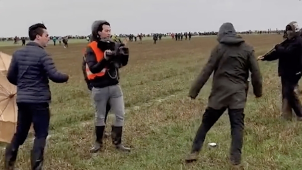 Slijptol en cameraman door Antifa aangevallen bij demonstratie in Lützerath