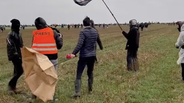 Slijptol en cameraman door Antifa aangevallen bij demonstratie in Lützerath