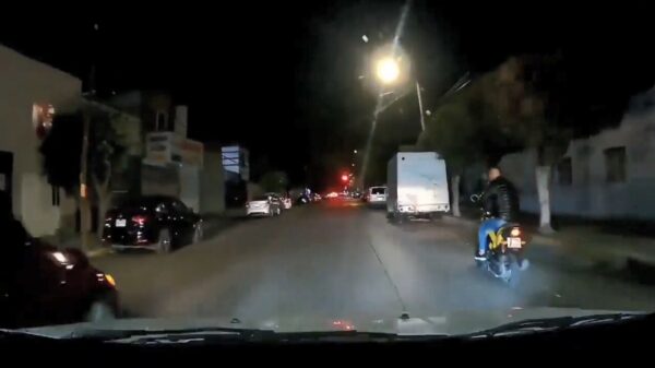 Afgeleide druktemaker ziet een geparkeerde bus over... tegen zijn hoofd