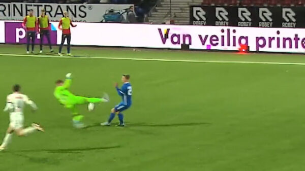 Ronald Koeman jr. krijgt dik verdiende rode kaart na horrortackle