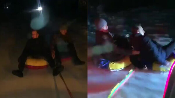 Achter een auto door de sneeuw glijden eindigt in keiharde klapper